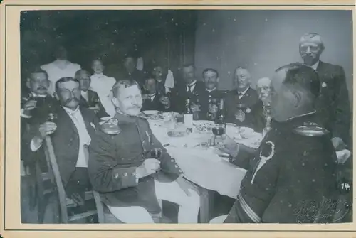 Kabinettfoto Salzwedel Altmark, Fotograf Rud. Oberst, Schützenfest, Schützen, Anstoßen mit Wein