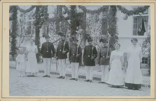 Kabinettfoto Salzwedel Altmark, Fotograf Rud. Oberst, Schützenfest, Schützen, Gruppenbild m. Familie