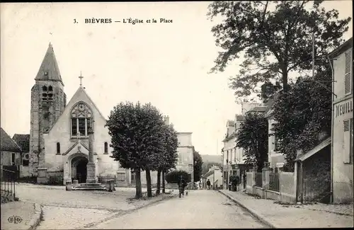 Ak Bièvres Essonne, l´Église et la Place