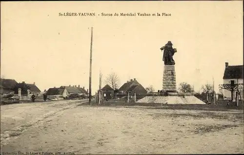 Ak Saint Léger Vauban Yonne, Statue du Maréchal Vauban et la Place