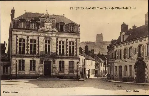 Ak Saint Julien du Sault, Place de l´Hôtel de Ville