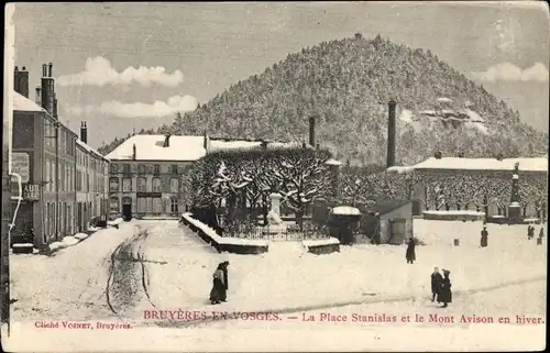 Ak Bruyères Vosges, La Place Stanislas, Le Mont Avison en hiver