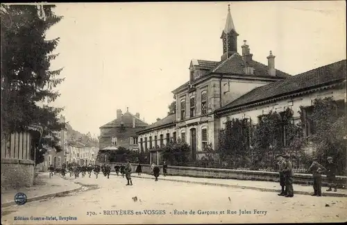 Ak Bruyeres en Vosges, Ecole de Garcons, Rue Jules Ferry