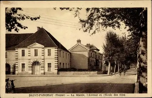 Ak Saint Fargeau Yonne, La Mairie, L´Avenue et l´École des Filles