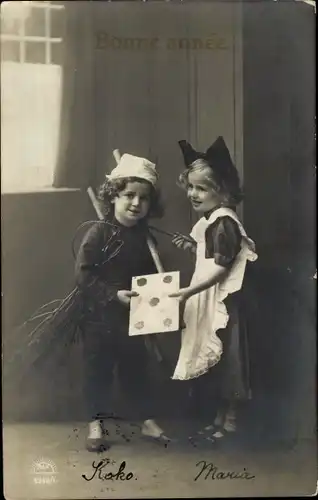 Ak Glückwunsch Neujahr, Junge als Schornsteinfeger, Mädchen als Putzfrau