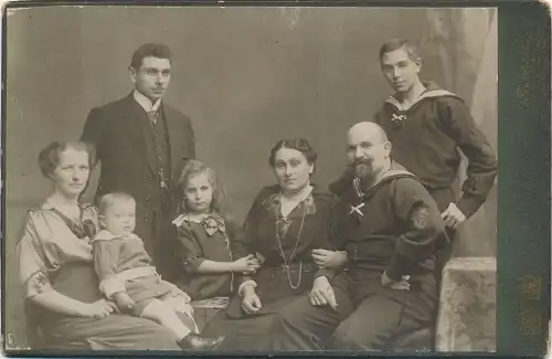 Kabinettfoto Kiel in Schleswig Holstein, Familienfoto, Matrosenanzug, Fotograf Ferdinand Urbahns