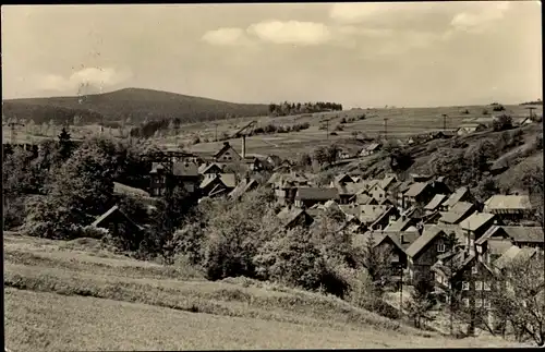 Ak Schmiedefeld am Rennsteig Suhl, Panorama vom Ort und Finsterberg