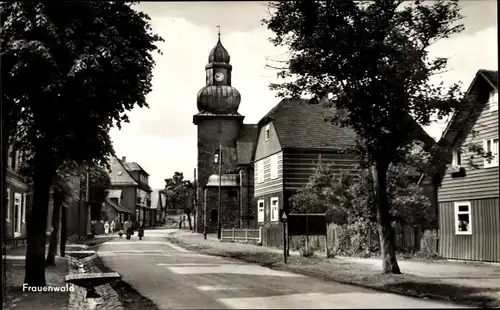 Ak Frauenwald Ilmenau in Thüringen, Straßenpartie, Kirche