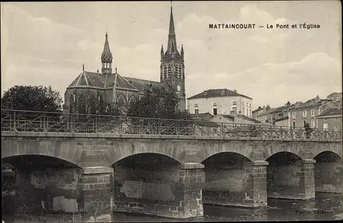 Ak Mattaincourt Vosges, Le Pont et l´Église