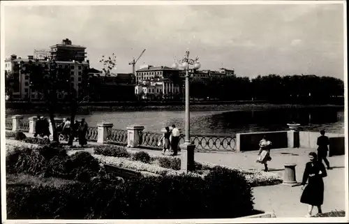 Ak Russland, Teich in einer Stadt