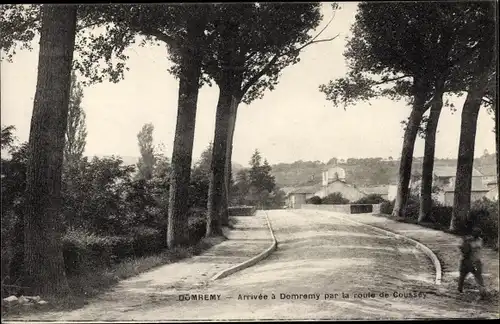 Ak Domrémy la Pucelle Vosges, Arrivée par la Route de Coussey