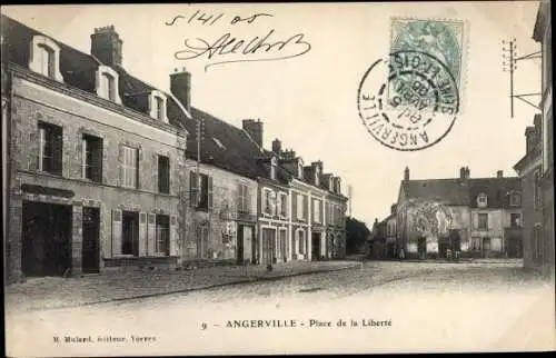 Ak Angerville Essonne, Place de la Liberté