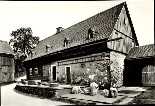 Ak Landwüst Markneukirchen im Vogtland, Bauernmuseum, Hofseite des 1728 erbauten Wohnhauses