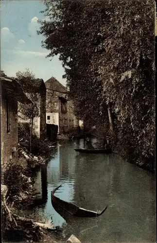 Ak Marais Poitevin Deux Sèvres, Partie d´un Village avec des Barques sur une Rivière