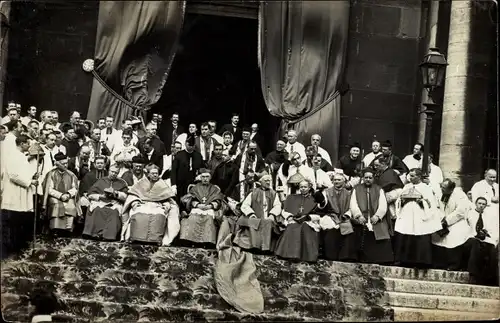 Ak Boulogne sur Mer Pas de Calais, Kirchentag, Bischöfe, Gruppenbild