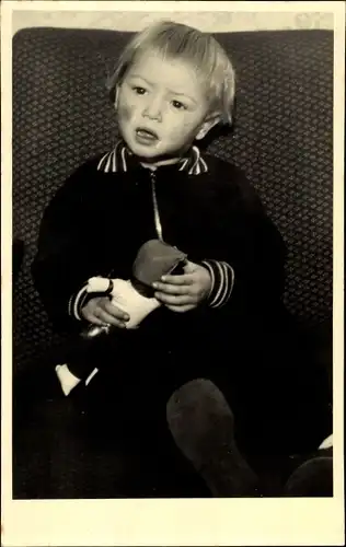 Foto Ak Junge mit einer Puppe, Kinderportrait