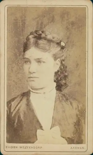 Carte de Visite Frau in Tracht mit geflochtener Frisur, Portrait, Fotograf Eug. Westendorp Aachen