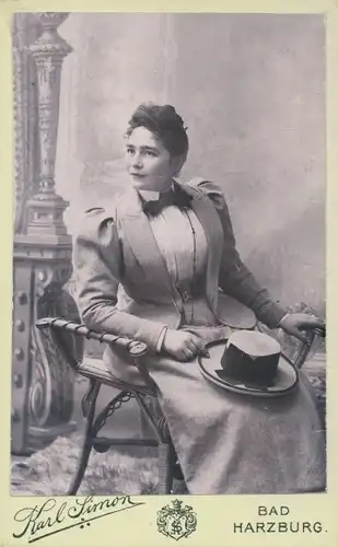 Carte de Visite Frau mit Hut, Portrait, Fotograf Karl Simon Bad Harzburg