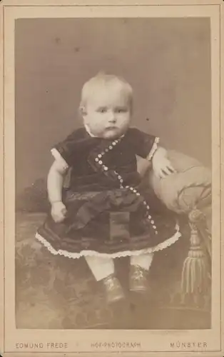 Carte de Visite Mädchen im Kleid, Portrait, Fotograf Edmund Frede Münster