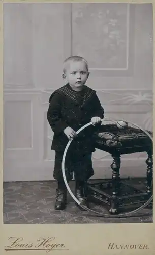 Carte de Visite Junge mit Reifen, Portrait, Fotograf Louis Hoyer