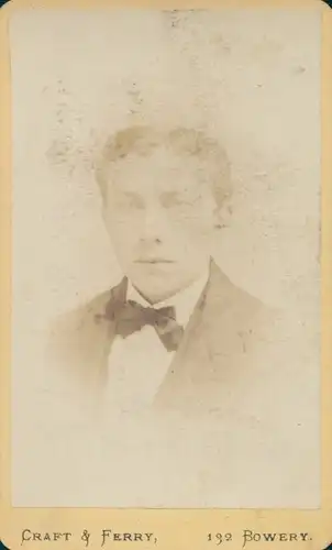 Carte de Visite Mann im Anzug mit Fliege, Portrait, Fotograf Craft & Ferry, 132 Bowery New York