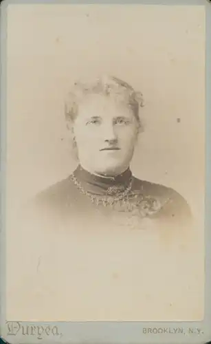 Carte de Visite Frauenportrait, Fotograf Durgea, Brooklyn New York