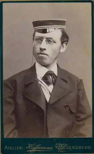 Studentika Carte de Visite Student einer Verbindung, Portrait, Fotograf Heinrich Hoffmann Regensburg