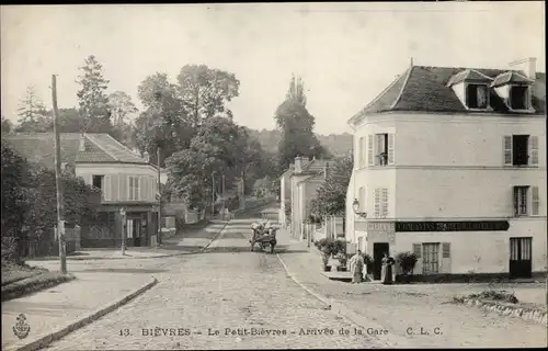 Ak Bièvres Essonne, Le Petit Bièvres, Arrivée de la Gare