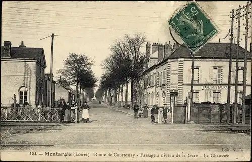 Ak Montargis Loiret, Route de Courtenay, Passage a niveau de la Gare, La Chaussee