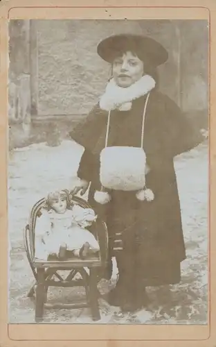 CdV Mädchen in Wintermantel mit Puppe und Muff, Portrait