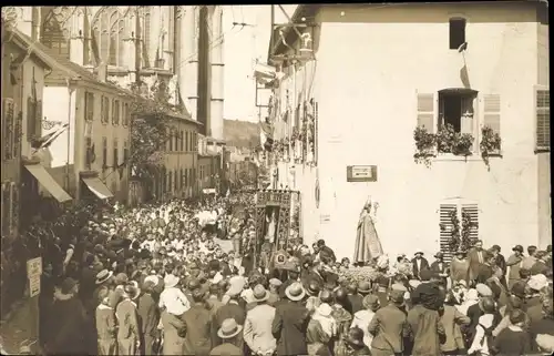 Ak Pas de Calais, Procession et Foule au coin d´une Rue