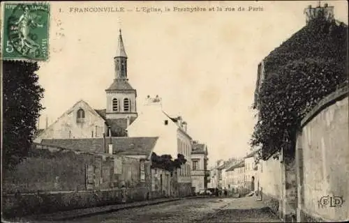 Ak Franconville Val d Oise, L'Eglise, le Presbytere et la rue de Paris