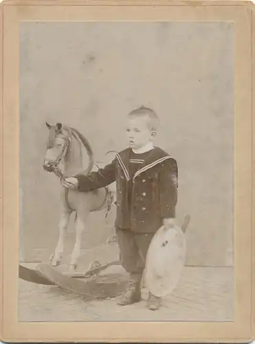 Kabinett Foto Junge mit Schaukelpferd, Portrait