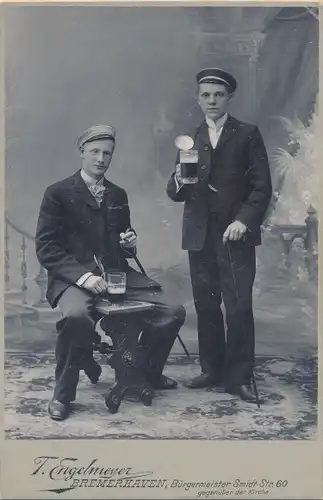 Kabinett Foto Zwei Studenten aus Bremerhaven, Portrait mit Bierkrügen, Fotograf T. Engelmeyer