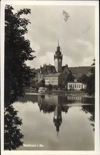 Ak Waldheim in Sachsen, Teilansicht vom Ort, Partie am Wasser, Rathausturm