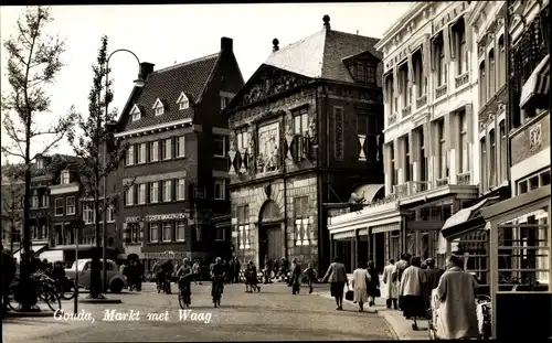 Ak Gouda Südholland Niederlande, Markt met Waag, Bank, Hotel