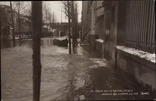 Ak Rueil Hauts-de-Seine, Crue de la Seine, Avenue du Chemin de Fer
