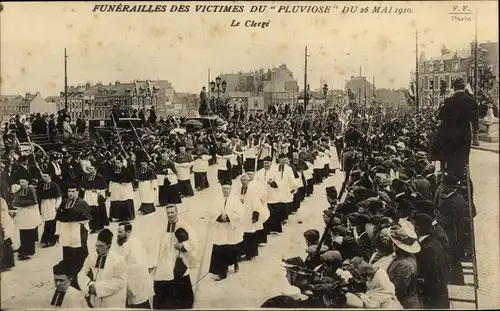 Ak Calais Pas de Calais, Funérailles des Victimes du Pluviose, Le Clergé