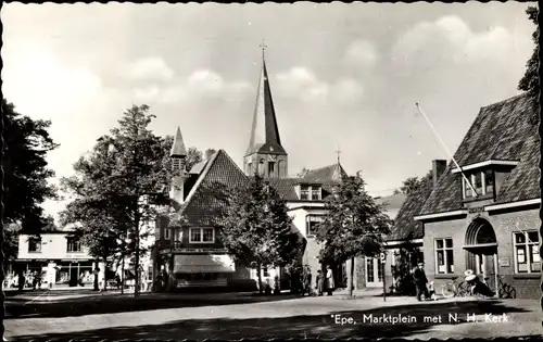 Ak Epe Gelderland, Marktplein met N. H. Kerk