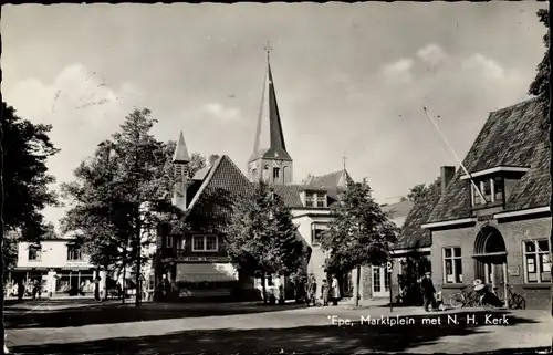 Ak Epe Gelderland, Marktplein met N. H. Kerk