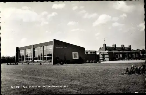 Ak Ten Post Groningen, O. L. School en Bejaardenwoningen