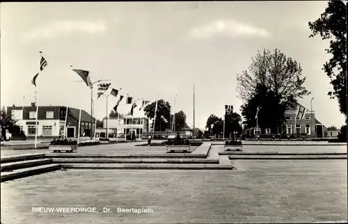 Ak Nieuw Weerdinge Drenthe Niederlande, Dr. Beertaplein, Fahnen