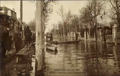 Ak Rueil Hauts-de-Seine, Inondations Janvier 1910, Avenue du Chemin de Fer, Ruderboote