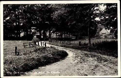 Ak Oosterhesselen Drenthe Niederlande, Weg van Kasteel naar de straat, De Klencke