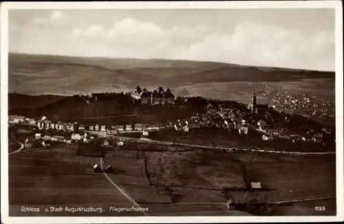 Ak Augustusburg im Erzgebirge, Fliegeraufnahme der Stadt, Schloss