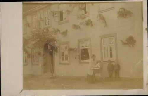 Foto Ak Leipzig in Sachsen, Familie vor Haus, Kinderwagen