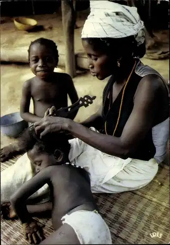 Ak Senegal Afrika, Tressage d'une fillette, Haare kämmen