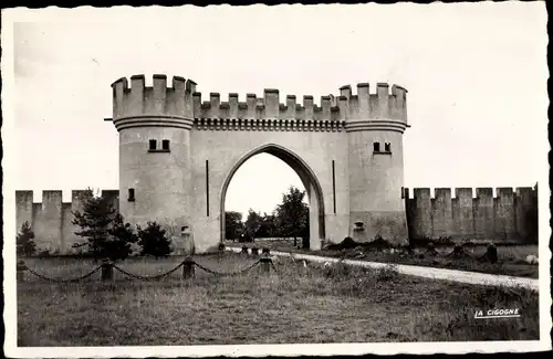 Ak Augerville Loiret, Entrée du Château des Tourelles