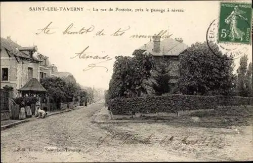 Ak Saint Leu Taverny Val d'Oise, La rue de Pontoise, pres le passage a niveau