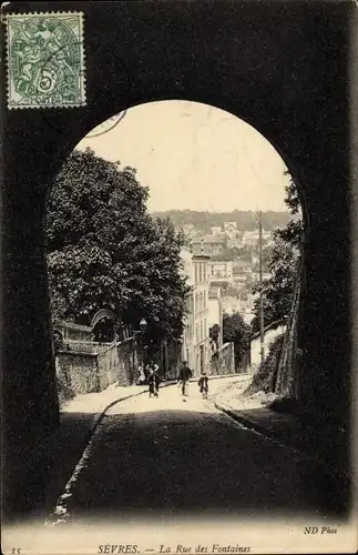 Ak Sèvres Hauts de Seine, La Rue des Fontaines